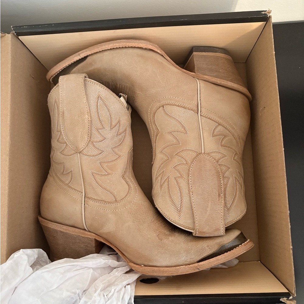 Idyllwind Beige Heeled Western Boots